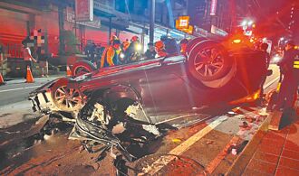 國道拋錨擺標誌 女被撞身亡 男酒駕失控翻覆 友傷重不治