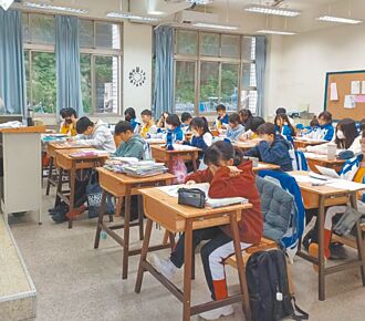 基隆斥资4400万换课桌椅 高中生参与设计许愿成真