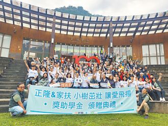 南投 脑伤儿变游泳金牌 家扶表扬