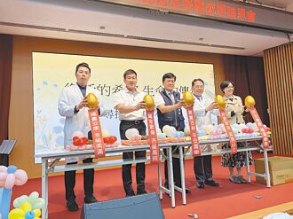 偕妻簽器捐卡 夫離世遺愛人間