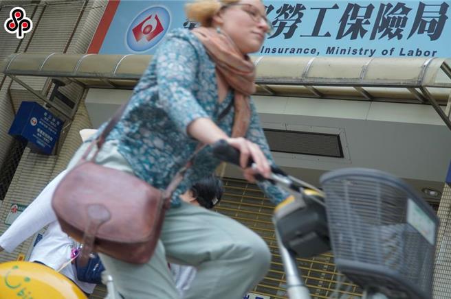 有学者以2025年公布的精算报告推估，若要维持劳保基金30年不破产，不启动年金改革的前提恐怕每年要拨补逾5000亿元。（报系资料照）