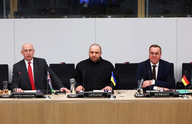  英、德主持51国援乌会议，宣布新一笔破纪录7713亿军援。左起为佩斯托瑞斯、乌梅洛夫、希利。
（达志影像／路透社）