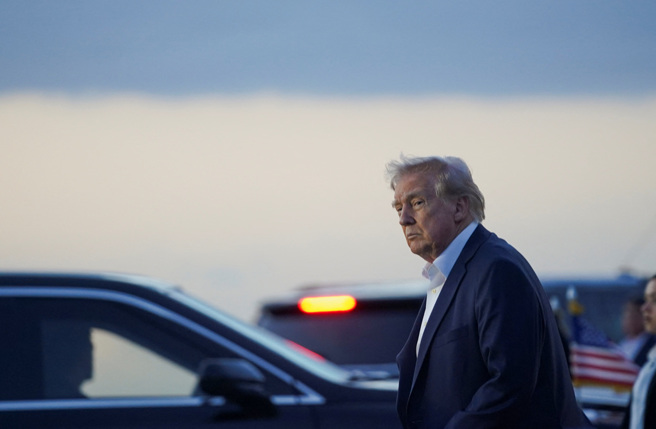 美国总统川普11日抵达美国佛州棕榈滩国际机场。（路透）