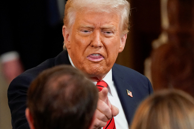 美国总统川普又对关税有新的说法。他指出，上周五没有宣布任何关税豁免，相关产品仍旧适用现有的20%芬太尼关税，只是归类方式有所变更。（美联社）