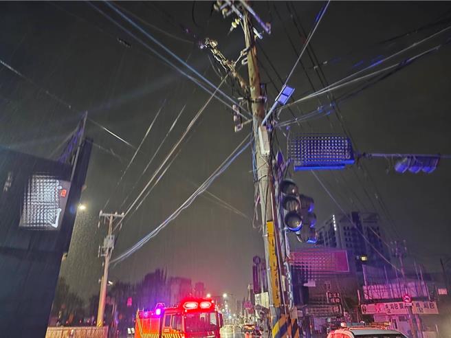 高雄今（13）日凌晨下起豪大雨，让冈山区的电线杆毁损冒火花，酿1350户大停电，也惊动警消到场戒备。（消防局提供／任义宇高雄传真）