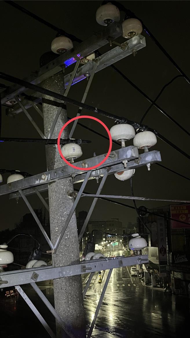 大雨让冈山区电线杆高压线路断线，冒出阵阵火花并停电，台电人员冒雨前往抢修，耗费3小时才全数修復送电。（台电提供／任义宇高雄传真）