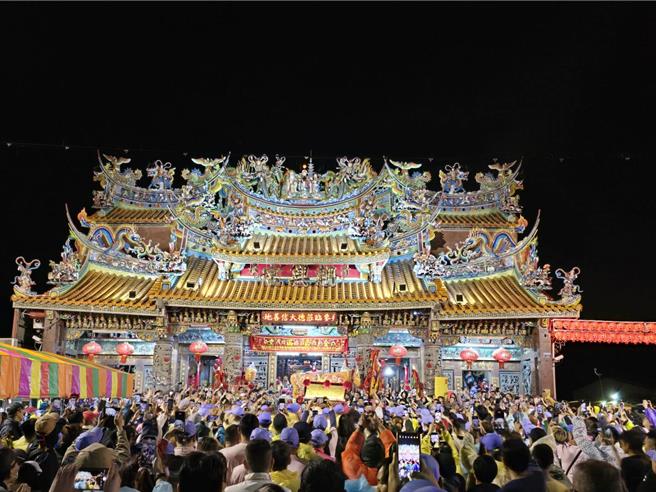 凌晨1时28分终于驻驾朝兴宫。（民眾提供／李京升台中传真）