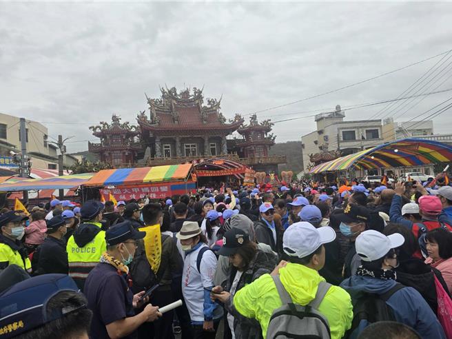 清水区慈云宫前涌现人潮。（民眾提供／李京升台中传真）
