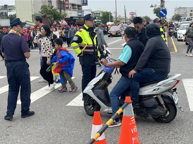 信徒骑机车未戴安全帽遭警察拦查。（民眾提供／李京升台中传真）