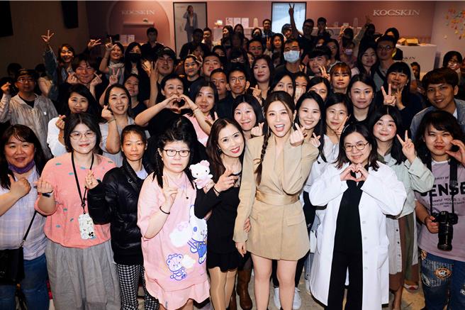 李燕举办粉丝见面会，与粉丝互动同乐。（Kocskin克丽诗黛提供）