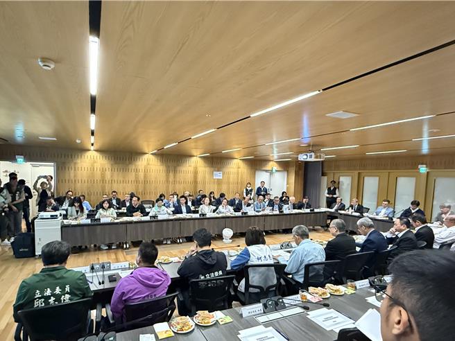 行政院长卓荣泰13日率领相关部会首长至高雄与产业代表进行交流，经济部、财政部也向在场企业说明因应策略。（纪爰摄）