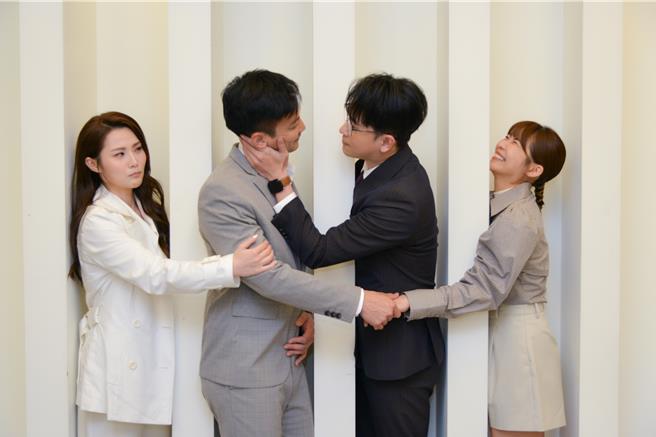 華千涵、鄒承恩、陳謙文、林萱瑜有錯綜複雜感情線，兩男拍合照照時搞笑。（三立提供）