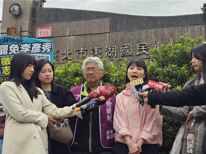 「港湖除銹」罢团13日在东湖市场扫街快闪，前民进党立委高嘉瑜(右二)也一同扫街宣传，她批评，国民党立委李彦秀至今未清楚交代美国和中国资金房产问题，还唱衰台湾、影响政府施政，甚至拉着台北市长蒋万安当挡箭牌，因此希望民眾响应罢免。（谢佳君摄）