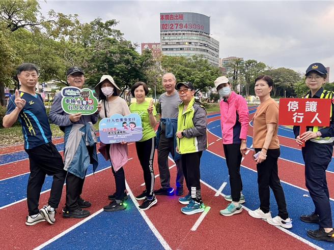 为提升长者辨识度，中警一分局近日赴台中公园等高龄者热门晨运地点发放「LED发光脚灯」，强化长者安全。（民眾提供／潘虹恩台中传真）