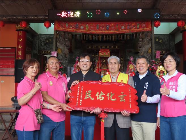 为表达市府对庙方长年奉献的肯定，林耀长特别代表市长赠送「玄化佑民」匾额，象徵神恩庇佑、造福地方。（新北市民政局提供）