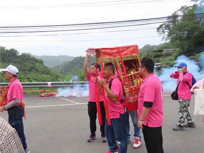 本次活动依循古俗先至汐止济德宫起驾迎请妈祖至鹿窟纪念公园、九龙山上帝公庙，再行至天后宫，后抵达百年石头厝落脚。（新北市民政局提供）