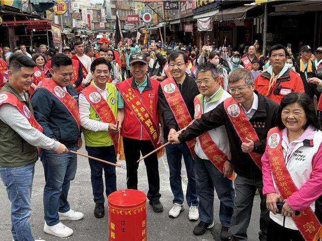 遶境大典与会贵宾于起驾前点燃起马炮，祈求活动圆满顺利。（新北市民政局提供）