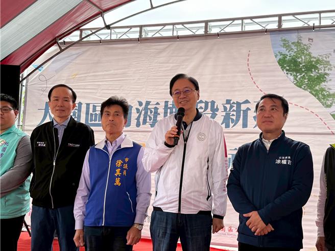 桃园市长张善政13日视察内海非营利幼儿园工程进度，他表示，内海非营利幼儿园的建设将有助于提升当地教育品质，也将为社区带来更多正面的影响，促进居民之间的情感联繫和社会融合。（姜霏摄）