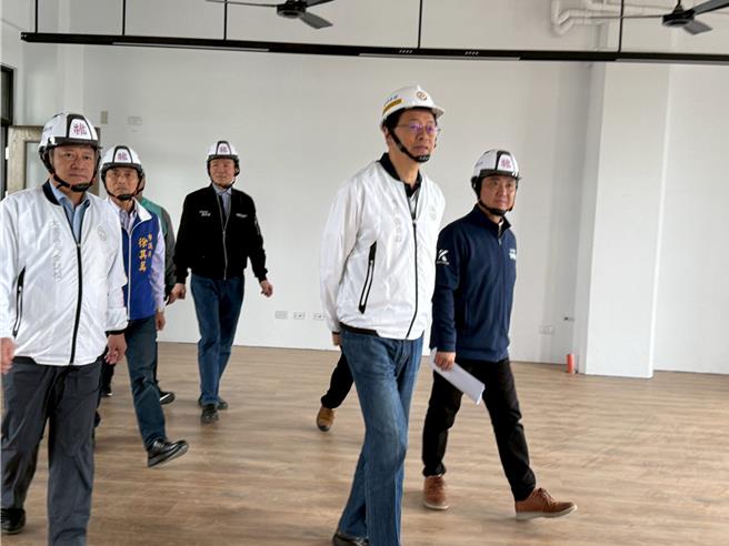 桃园市长张善政13日视察内海非营利幼儿园工程进度，他表示，内海非营利幼儿园的建设将有助于提升当地教育品质，也将为社区带来更多正面的影响，促进居民之间的情感联繫和社会融合。（姜霏摄）