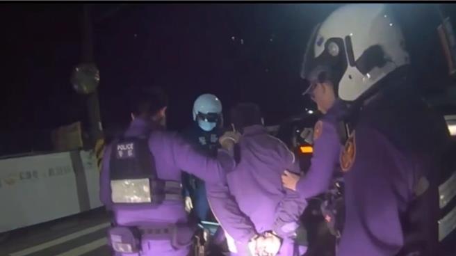 警方发动拦截围捕，顺利将蔡男逮捕。（警方提供）