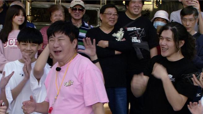 胡瓜（左二）主持的《综艺大集合》带给许多观眾欢乐。（民视提供）