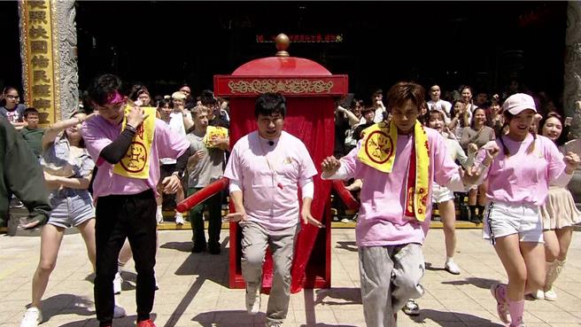 《综艺大集合》主持群一同扛轿。（民视提供）