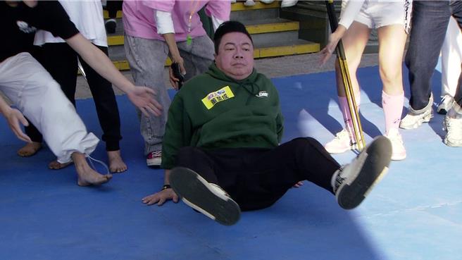 董至成不小心跌坐到地上。（民视提供）