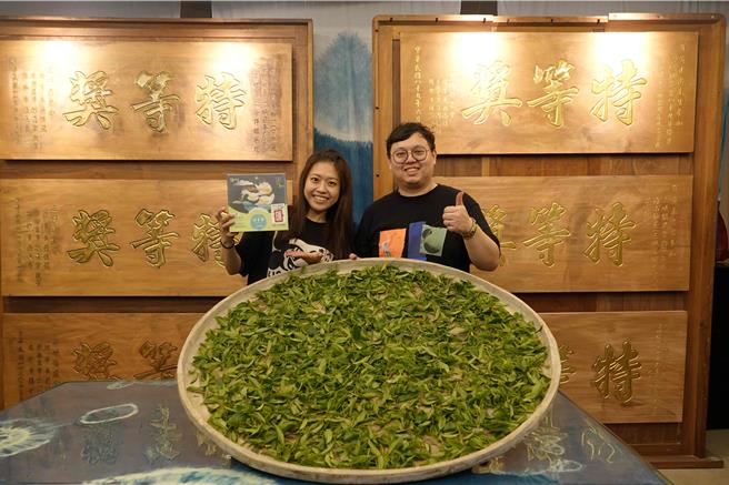 女青農林孟諭代表天芳茶行第17度獲得碧螺春特等獎。（新北市農業局提供）