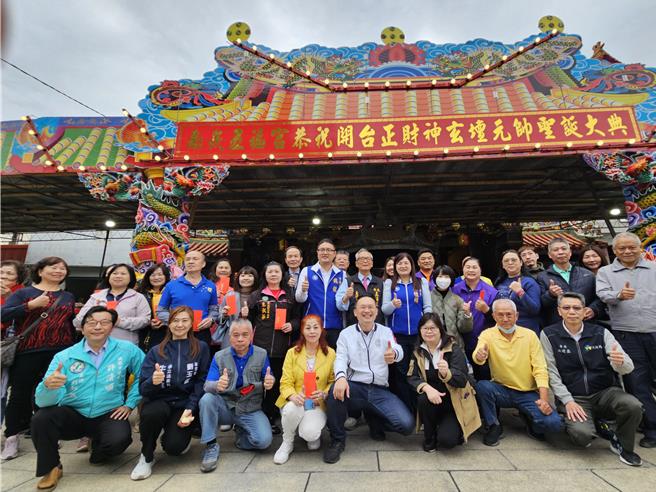 苏俊宾今赴南崁五福宫，出席「玄坛元帅圣诞祈安遶境庆典」，参与千人解粽求好运活动。(桃市府提供／蔡依珍桃园传真)