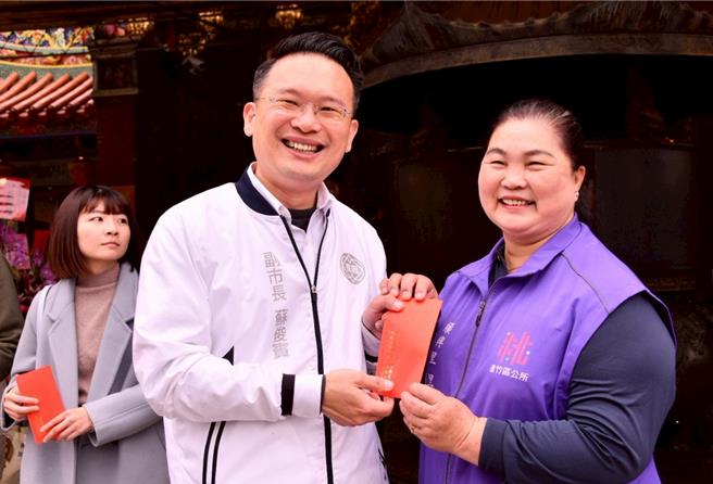 苏俊宾今赴南崁五福宫，出席「玄坛元帅圣诞祈安遶境庆典」，参与千人解粽求好运活动。(桃市府提供／蔡依珍桃园传真)