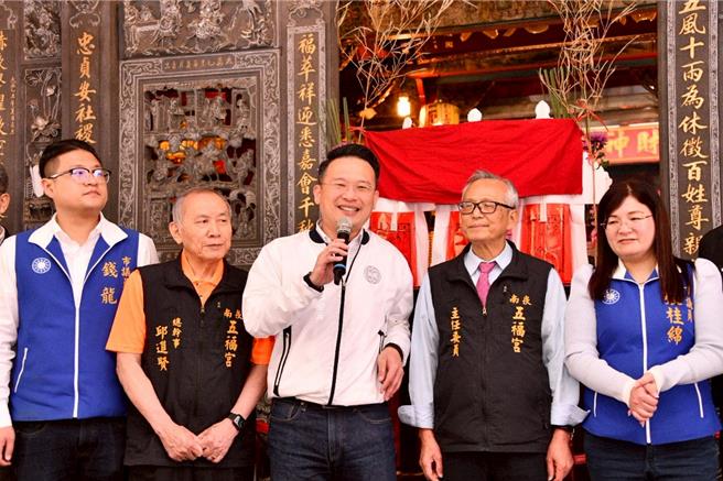 苏俊宾今赴南崁五福宫，出席「玄坛元帅圣诞祈安遶境庆典」，参与千人解粽求好运活动。(桃市府提供／蔡依珍桃园传真)