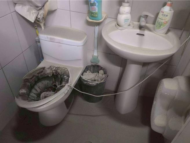 台中市雾峰区振兴街某租屋大楼11日凌晨传出火警，林姓女子将循环扇放置浴室除溼，疑似过热起火，林女听见警报声醒来却发现浴室冒出火光，幸王姓邻居协助灭火未酿伤亡。（中市消防局提供／潘虹恩台中传真）