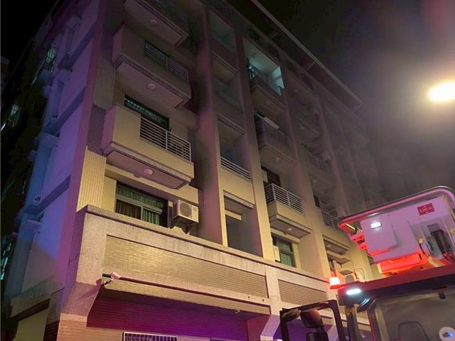 台中市雾峰区振兴街某租屋大楼11日凌晨传出火警，林姓女子将循环扇放置浴室除溼，疑似过热起火，林女听见警报声醒来却发现浴室冒出火光，幸王姓邻居协助灭火未酿伤亡。（中市消防局提供／潘虹恩台中传真）