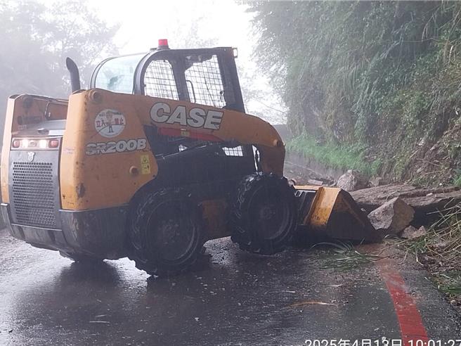 高雄市桃源區有遊客到野溪溫泉泡湯卻因落石受困，目前正由區公所調派機具救援中，同日上午南橫公路桃源路段也有零星落石發生。圖為南橫公路落石。（公路局提供／任義宇高雄傳真）