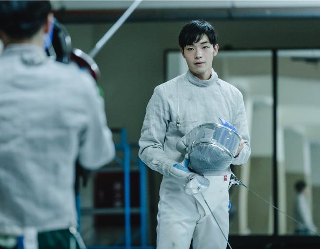 《刺心切骨》牧森飾演擊劍隊隊員。（周子娛樂提供）