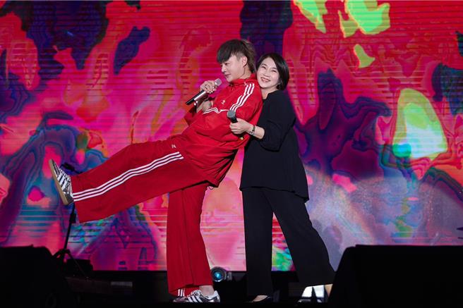 屏东县长周春米（右）将许富凯拥入怀中。（屏东县政府提供）