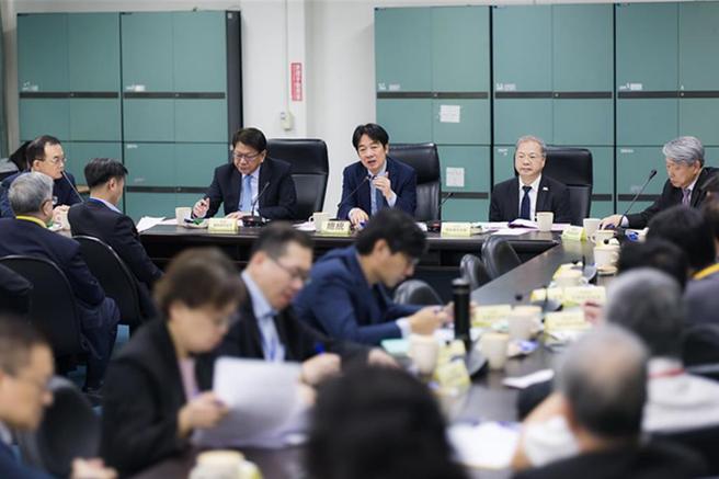 总统赖清德11日到台中听取机械器具产业受美国关税衝击的心声。（总统府）