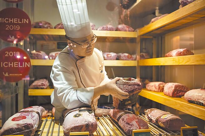 维多丽亚酒店西餐总主厨简郁峯师傅（Robert Chien）以「食材对话」为灵感，盼让每位饕客感受到产地温度与创意火花。图／维多丽亚酒店提供