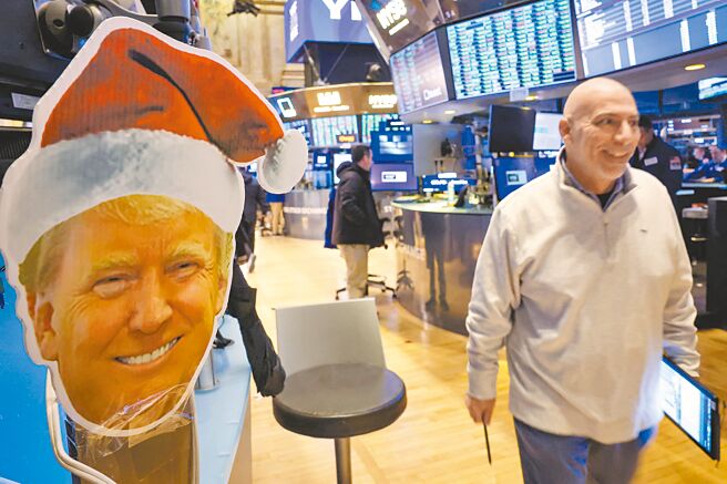 美股三大指数11日齐收红，结束多年来最动盪的一周。但川普总统上任3个月来，道指、那指及标普500仍分别下挫4.11％、12.72％及7.96％。（路透）