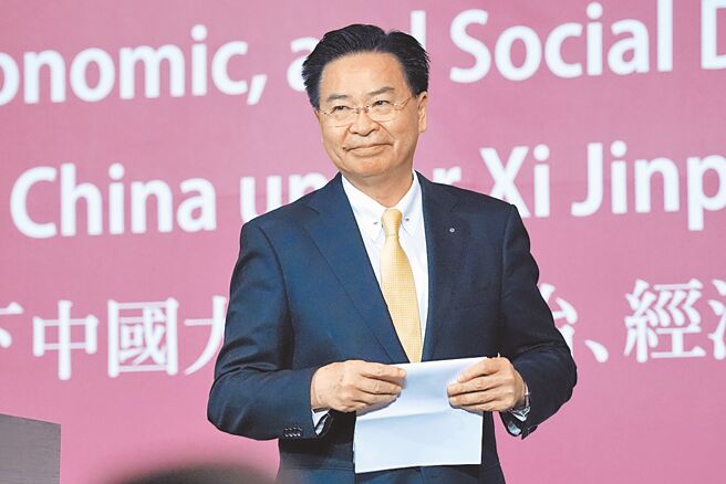 綠營共諜連環爆，12日爆出國安會祕書長吳釗燮（見圖）任外交部長時，其助理何仁傑涉共諜案遭收押。（本報資料照片）