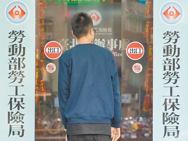 学者指劳保再不年改，如要30年不破产，政府每年最少得拨补5000亿元。（本报资料照片）