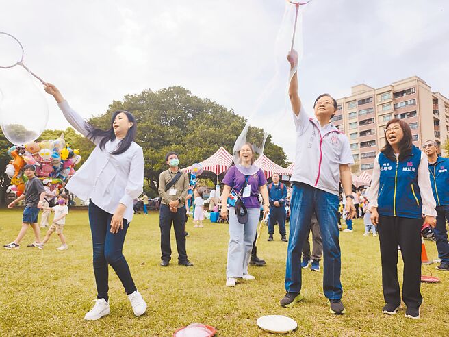 桃园市妇幼发展局12日举办「桃气双响泡」亲子馆儿童节联合活动，市长张善政（右二）、国民党立委万美玲（左一）一起玩泡泡同欢。（赖佑维摄）
