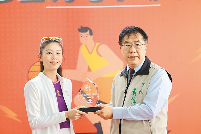 聽奧網球球后林家文（左）將她參加2025年澳洲聽障網球錦標賽的女雙金牌與女單銅牌獎牌，獻給台南市政府，由市長黃偉哲（右）接受。（台南市政府提供／郭良傑台南傳真）