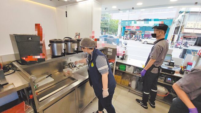 高雄知名飲料店麻古茶坊員工不慎將攪拌棒放進機器裡，導致民眾喝到的果汁內有「攪拌棒碎片」，衛生局依法對業者裁處新台幣6萬元以上、2億元以下罰鍰。（高市衛生局提供／紀爰高雄傳真）