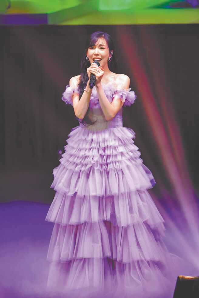Tiffany 12日身穿一袭紫色礼服登台表演，相当梦幻。（郭吉铨摄）