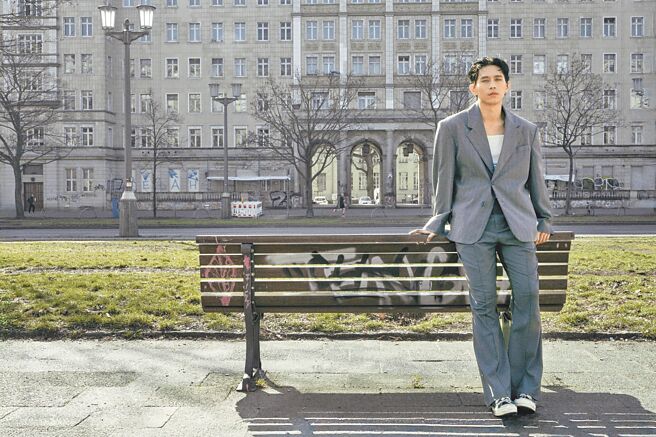 柏霖日前飞往德国柏林拍摄新专辑主视觉。（索尼音乐提供）