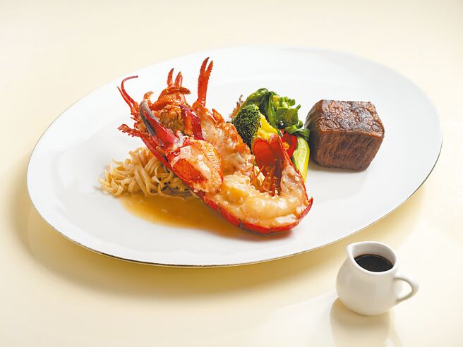台北文华东方酒店文华Cafe「平日午间飨．吃．吧」推出全新季节主餐，首推海陆奢享一次满足的炉烤日本和牛牛小排及上汤波士顿焗龙虾。（台北文华东方酒店提供）