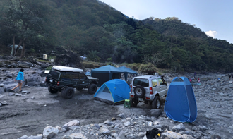 高雄山區雨彈連炸！七坑溫泉道路坍方 15遊客受困待救援
