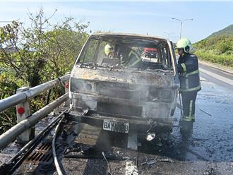 宜蘭大溪蜜月灣旁火燒車　「黑煙竄天」僅剩灰白骨架