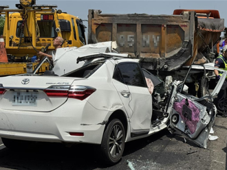 砂石車國3北上遭追撞！轎車車頭猛插車尾變形釀1死